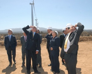 A presidente do Chile, Michelle Bachelet, observa turbina durante a inauguração da usina de Monte Redondo, a 325 quilômetros de Santiago